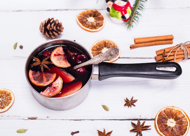 Gekookte glühwein in een aluminium pan