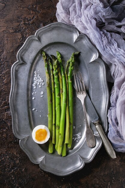 Gekookte groene asperges met ei