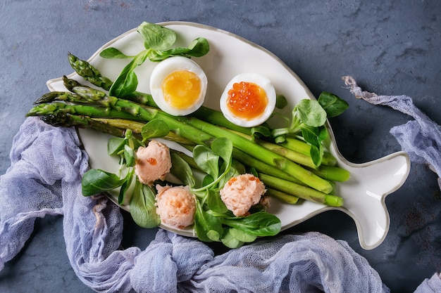 Gekookte groene asperges met ei