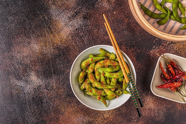 Gekookte groene edamame, Japans eten. Bovenaanzicht.