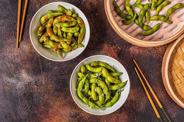 Gekookte groene edamame, japans eten. bovenaanzicht.