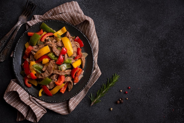 Gekookte groene paprika's met vlees gezonde groenteschotel