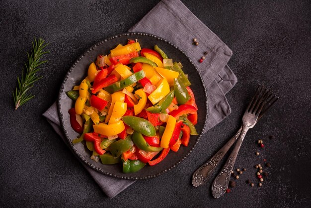 Gekookte groene paprika's van verschillende kleuren gezonde groenteschotel