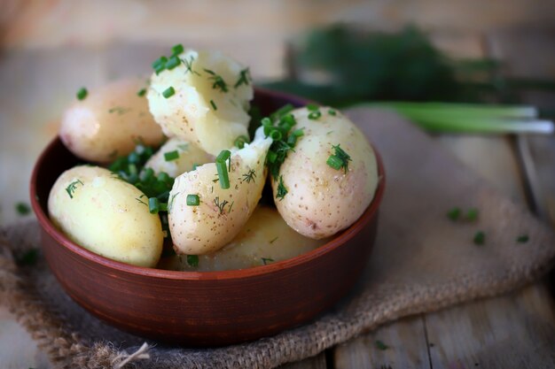 Gekookte jonge aardappelen met kruiden en boter in een kom