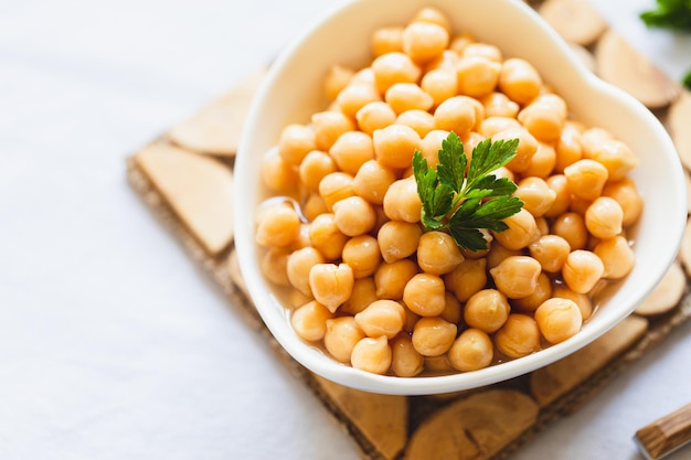 Gekookte kikkererwten in witte kom ingrediënt voor lekker vegetarisch eten gekookte kikkererwten selectieve focus