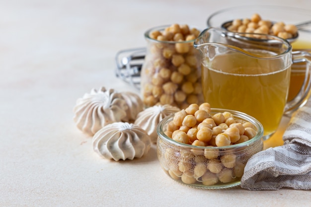 Gekookte kikkererwten op tafel