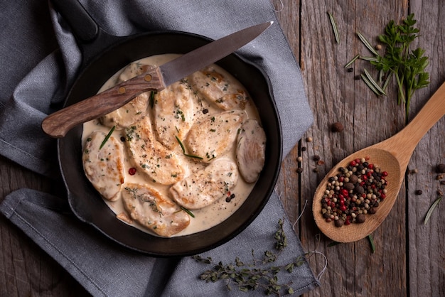 Gekookte kippenborst met saus in koekenpan