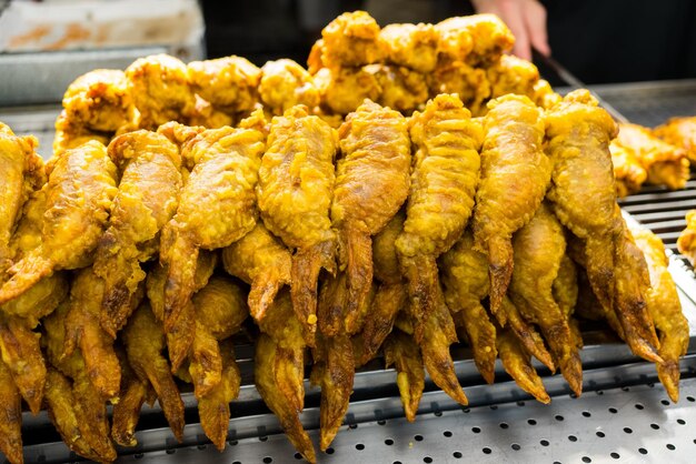 Gekookte kippenvleugels op de straatmarkt.