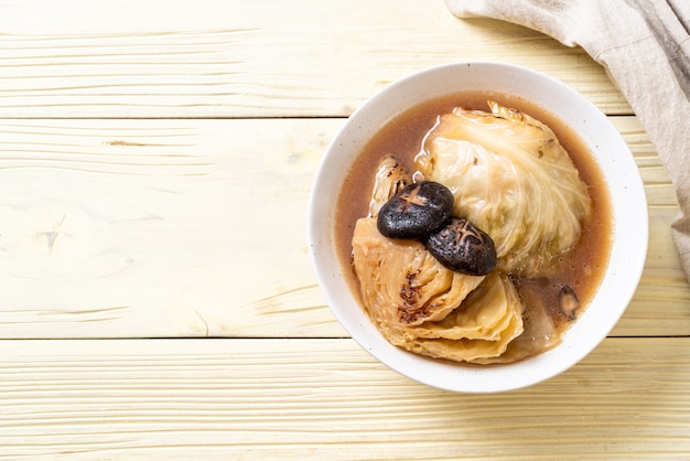 gekookte kool in rode soep met champignon