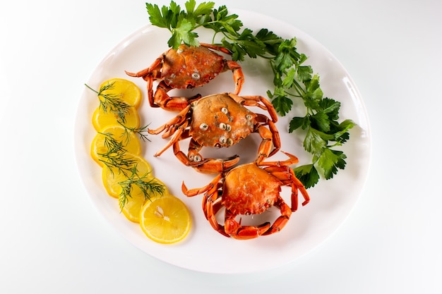 gekookte krabben met citroen en peterselie