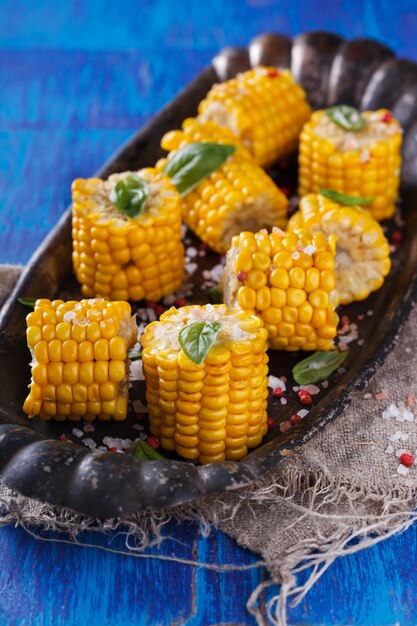 Gekookte maisstukken met Basil. Zomerfeest snack.