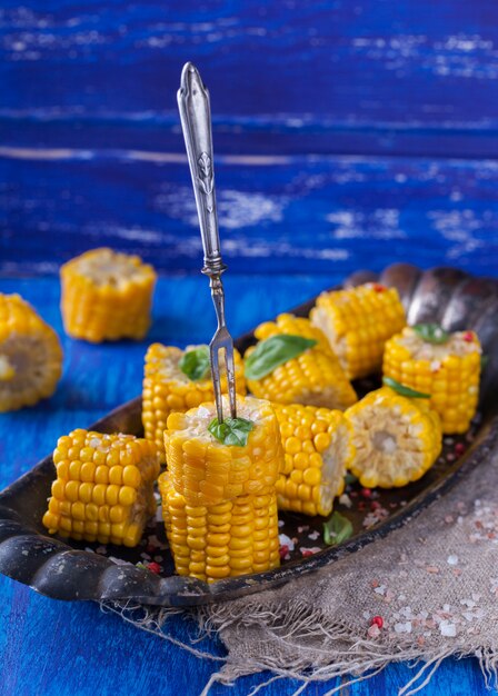 Gekookte maisstukken met Basil. Zomerfeest snack.