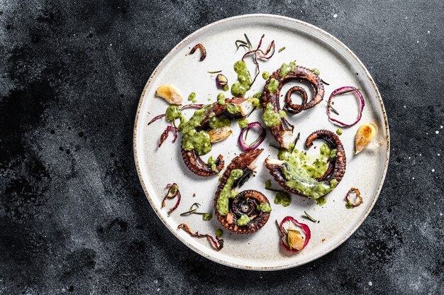 Gekookte octopustentakels met pesto, tijm en ui