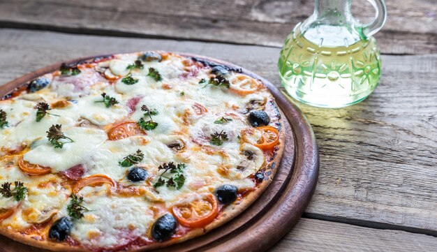 Gekookte pizza op de houten plank