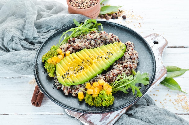 Gekookte quinoa met avocado en groenten. Bovenaanzicht. Vrije ruimte voor uw tekst.