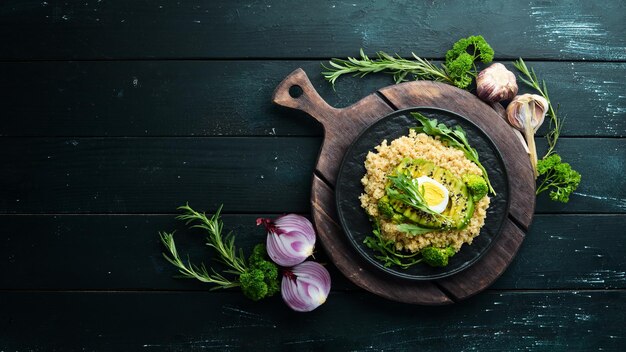 Gekookte quinoa met avocado en kruiden Menu Gratis kopieerruimte Bovenaanzicht