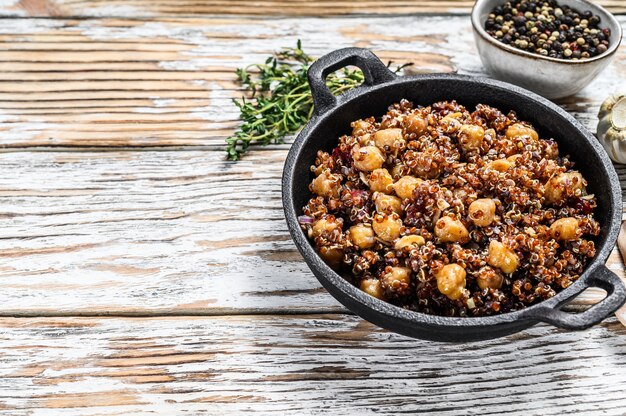 Gekookte quinoa met kikkererwten in een pan