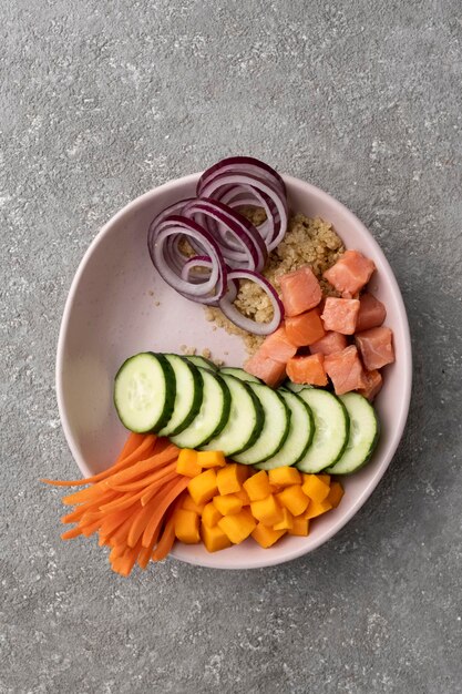 Gekookte quinoa met zalm en groenten