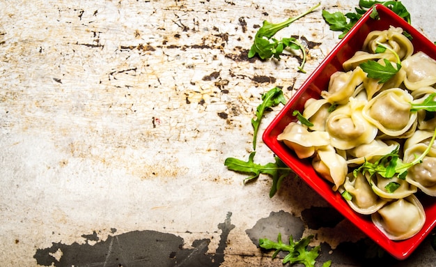 Gekookte ravioli met kruiden en olijfolie Op de rustieke tafel. Bovenaanzicht