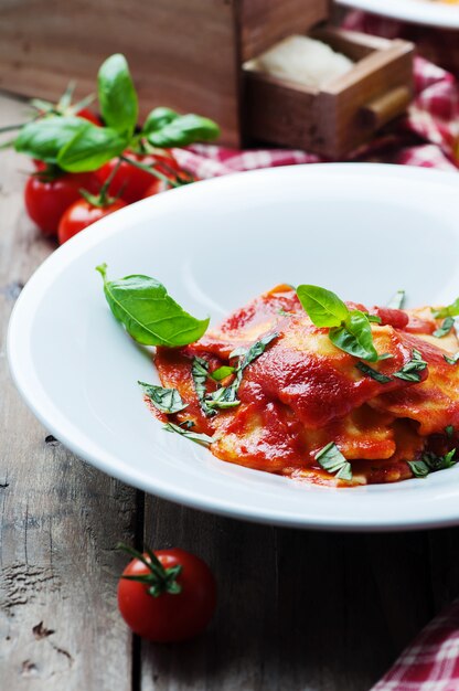 Gekookte ravioli met tomaat en basilicum