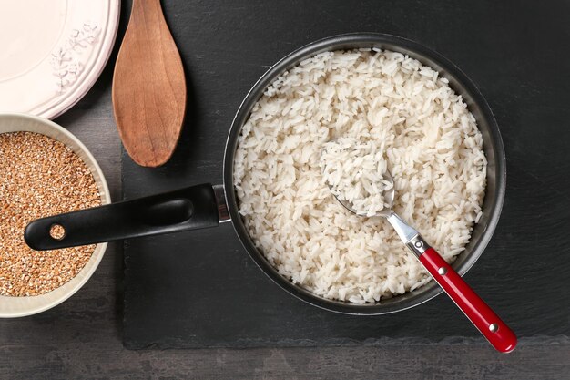 Gekookte rijst in pan met lepel