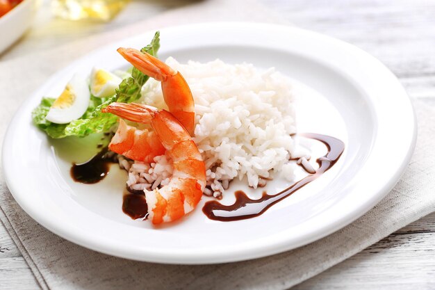 Gekookte rijst met garnalen geserveerd op tafel close-up