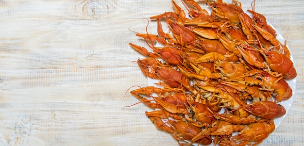 Foto gekookte rivierkreeft op de houten tafel