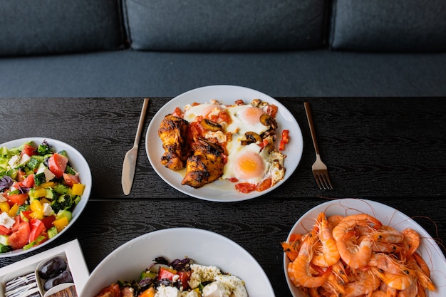 Gekookte roerei met salade shakshuka geserveerd op het zomerterras ontbijt buiten fried