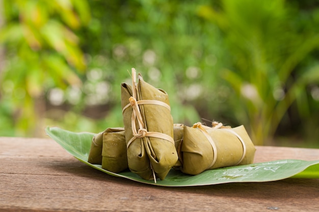 Gekookte snoepjes bundelen folk thailand met een mengsel van kleverige rijst