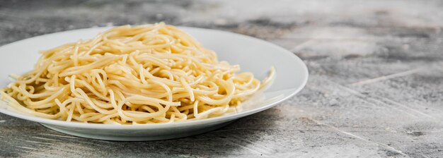 Gekookte spaghetti op een bord