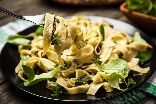 Gekookte tagliatelle op een bord