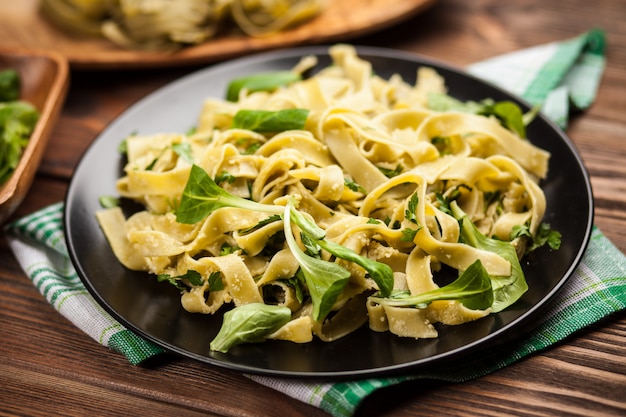 Gekookte tagliatelle op een bord