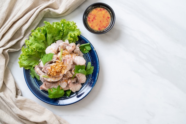 Gekookte vis dip met saus