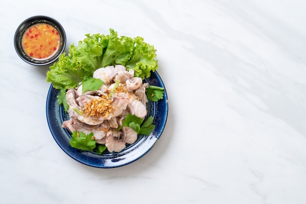 Gekookte vis dip met saus