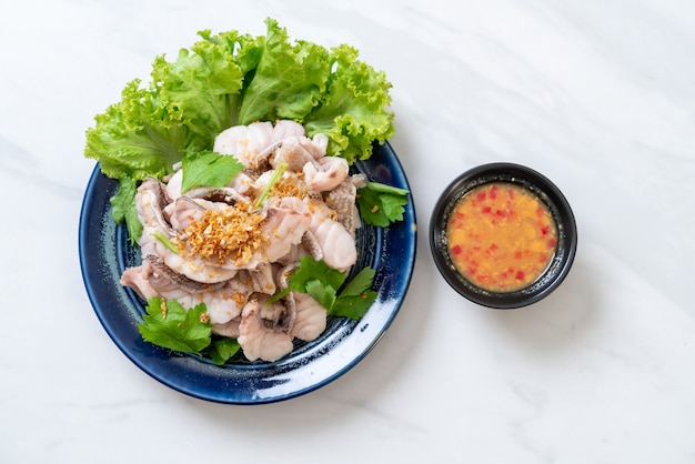 Gekookte vis dip met saus