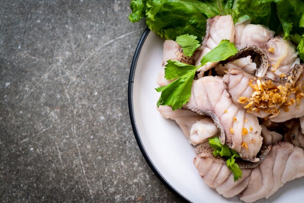 Gekookte vis dip met saus