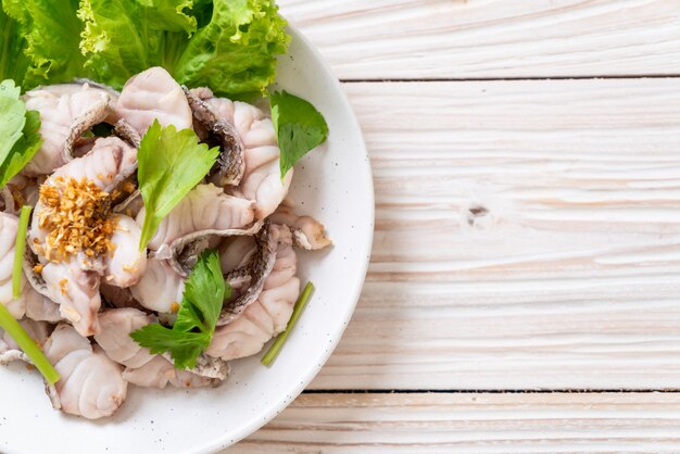 Gekookte vis dip met saus