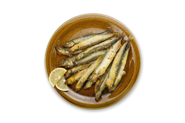 gekookte vis op een bord op een witte achtergrond