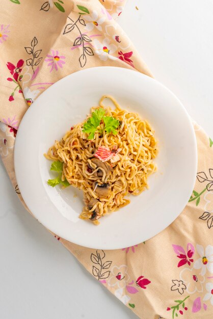 Gekookte warme maaltijd of gerecht met spaghetti, krab, champignons en kruiden