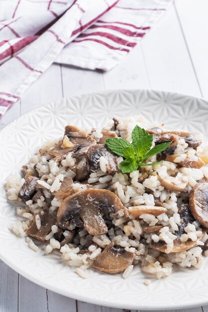 Gekookte witte rijst met champignons in roomsaus