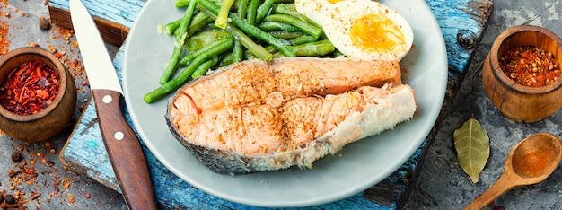 Gekookte zalm steak