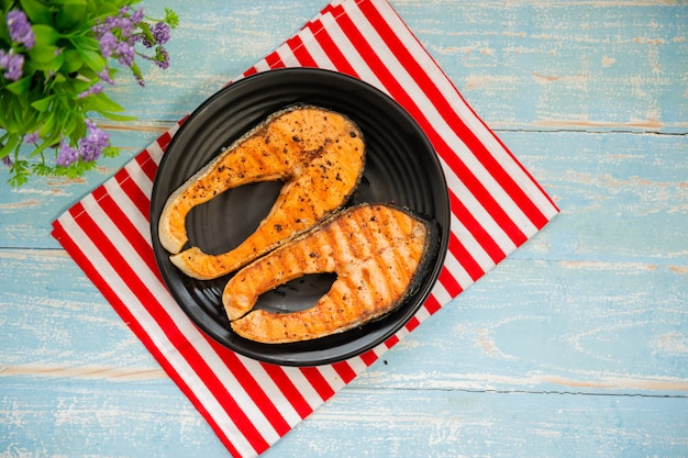 Gekookte zalm steaks op zwarte plaat