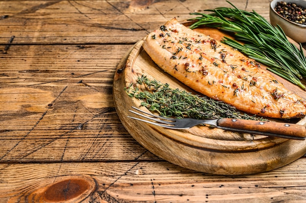 Gekookte zalmfilet met kruiden en roze peper