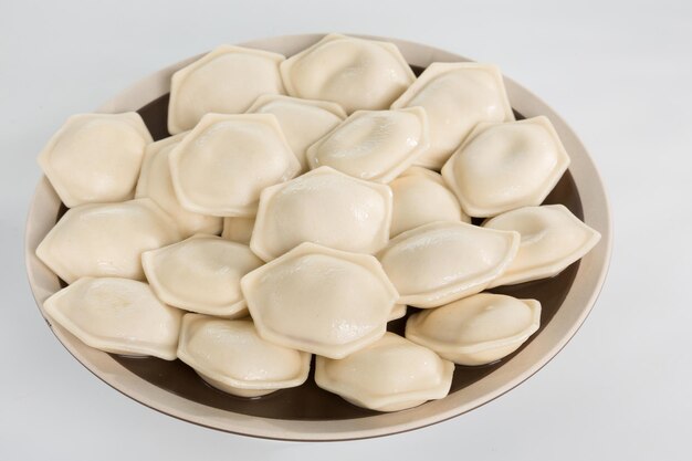 Gekookte zelfgemaakte Russische dumplings of pelmeni met rundvlees