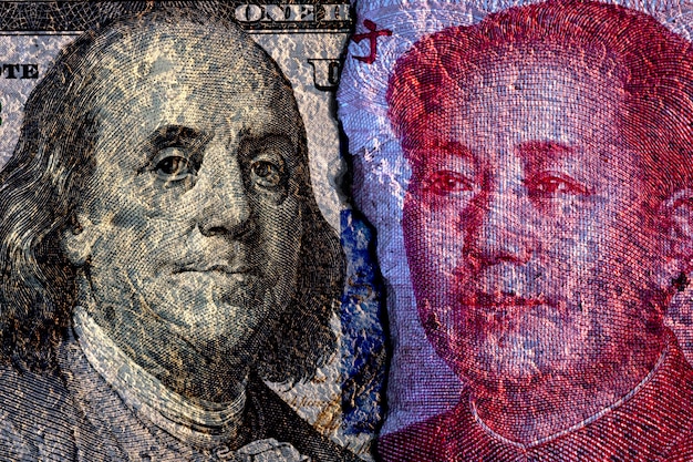 gekraakt van aangezicht tot aangezicht van US dollar bankbiljet en China Yuan bankbiljet