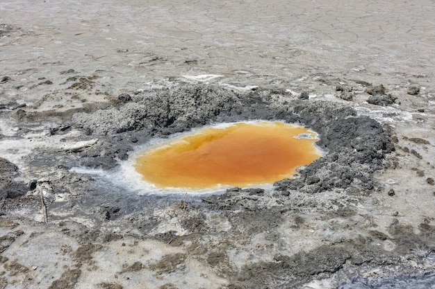 Gekristalliseerd zout en natuurlijke minerale modder in een gedroogd zoutmeer. hier nemen mensen modderbaden vanwege de voordelen van zwavel.