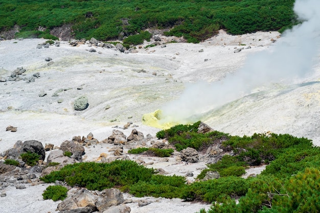 Gekristalliseerde zwavel rond een solfatara in het fumaroleveld op de helling van een vulkaan