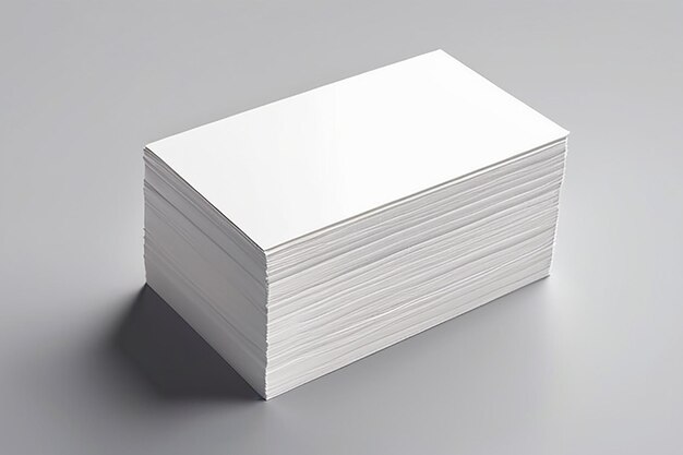 Gekromde stapel lege visitekaartjes op witte achtergrond met zachte schaduwen