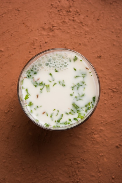 Foto gekruide karnemelk ook bekend als chaas, taak of wrongeldrank voor de indiase zomer, selectieve focus