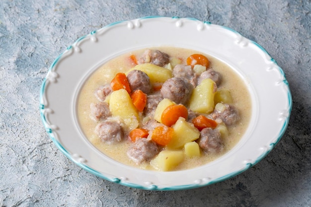 Gekruide soep met gehaktballen met groenten Turkse naam sulu kofte eksili kofte terbiyeli kofte